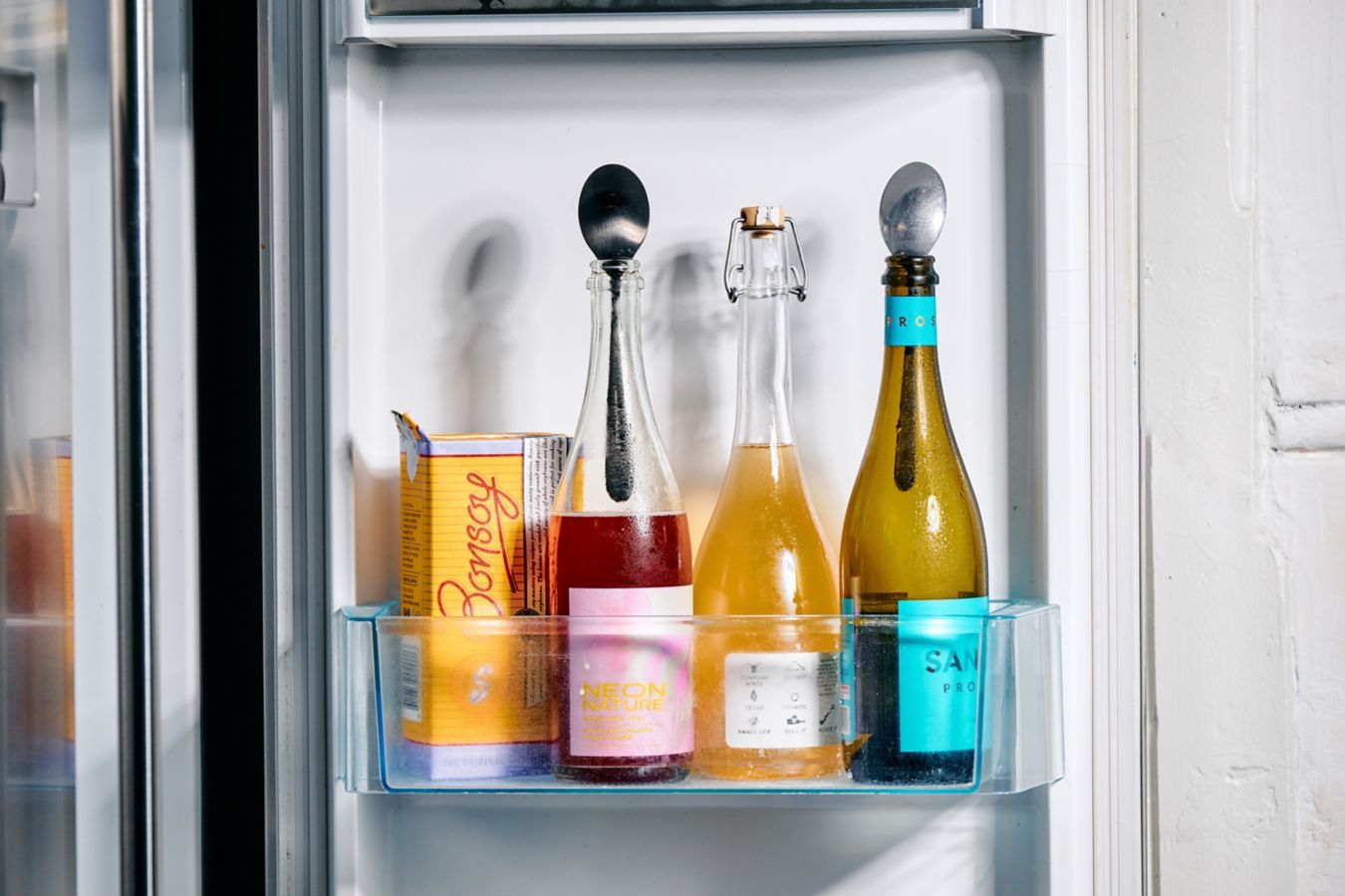 Will a spoon keep Champagne fizzy?