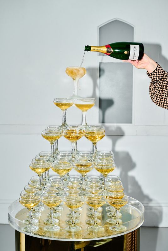 https://egl-assets.scene7.com/is/image/endeavour/20220314_L_IN%20ARTICLE%2001_How%20to%20build%20a%20Champagne%20tower?$dans-daily-web-image$&hei=800