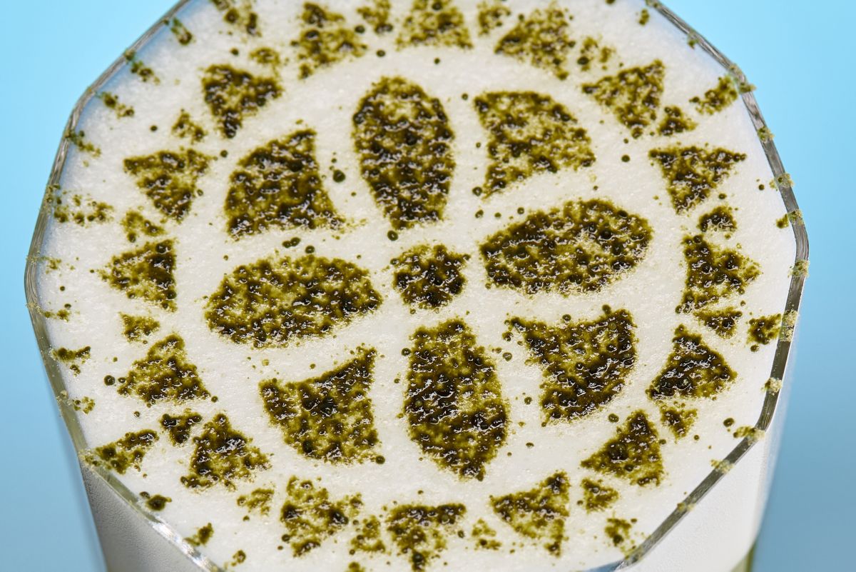 A close-up of the matcha and icing sugar pattern atop the Matcha Fizz cocktail