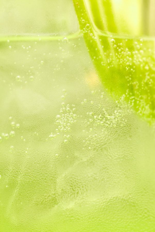A glass of fresh Melon Apple Fizz cocktail recipe 