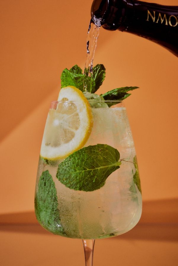 THe Limoncello Hugo Spritz in a wine glass 