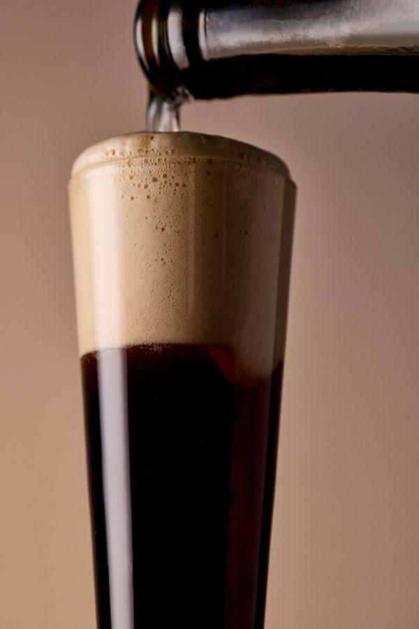 Adding sparkling wine to a Black Velvet cocktail 