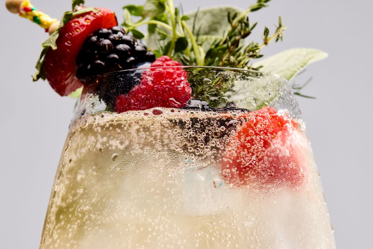 The Non-Alc Berry Spritz is one of the best zero% alcohol cocktails