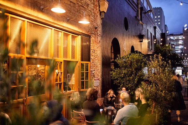  Discover eight prime spots for your favorite after-work drink with your colleagues. 
