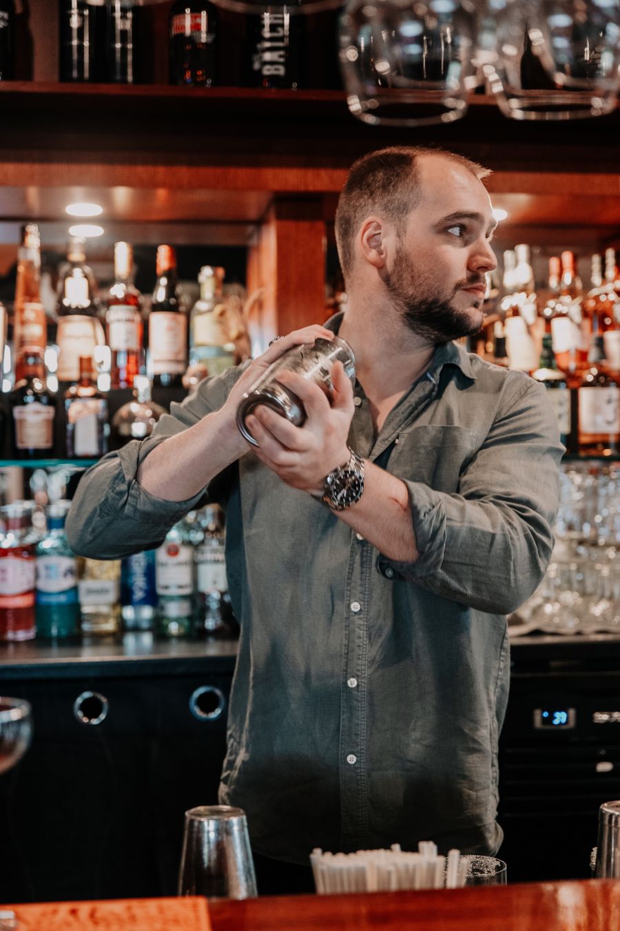  bartender making cocktails