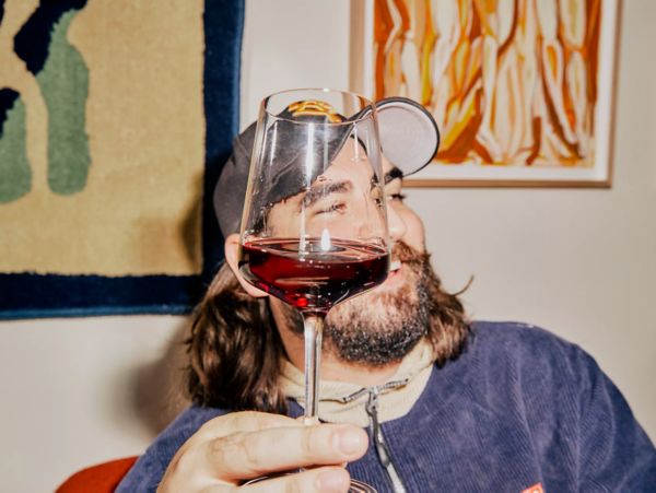  In this first instalment of our two-part series, learn how to describe the look and smell of a wine. 
