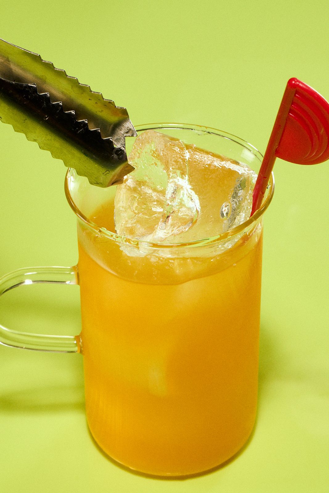 Adding ice to the refreshing Monte Mule