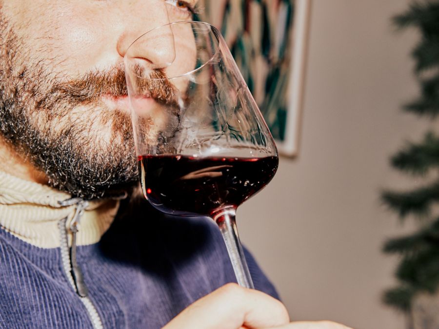 Wine smelling techniques and skills