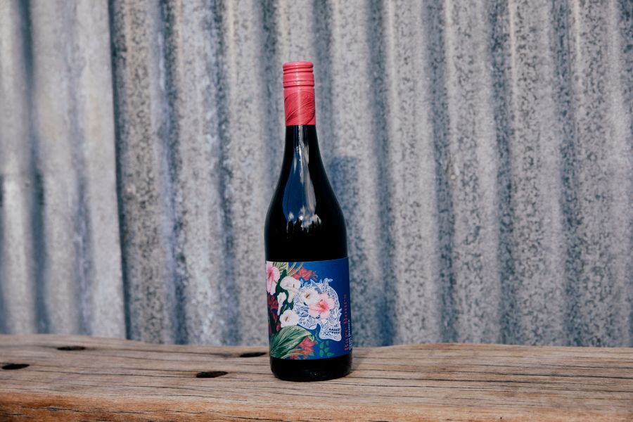 A tasty bottle of a Bare Bones Shiraz wot enjoy with beef sausages.