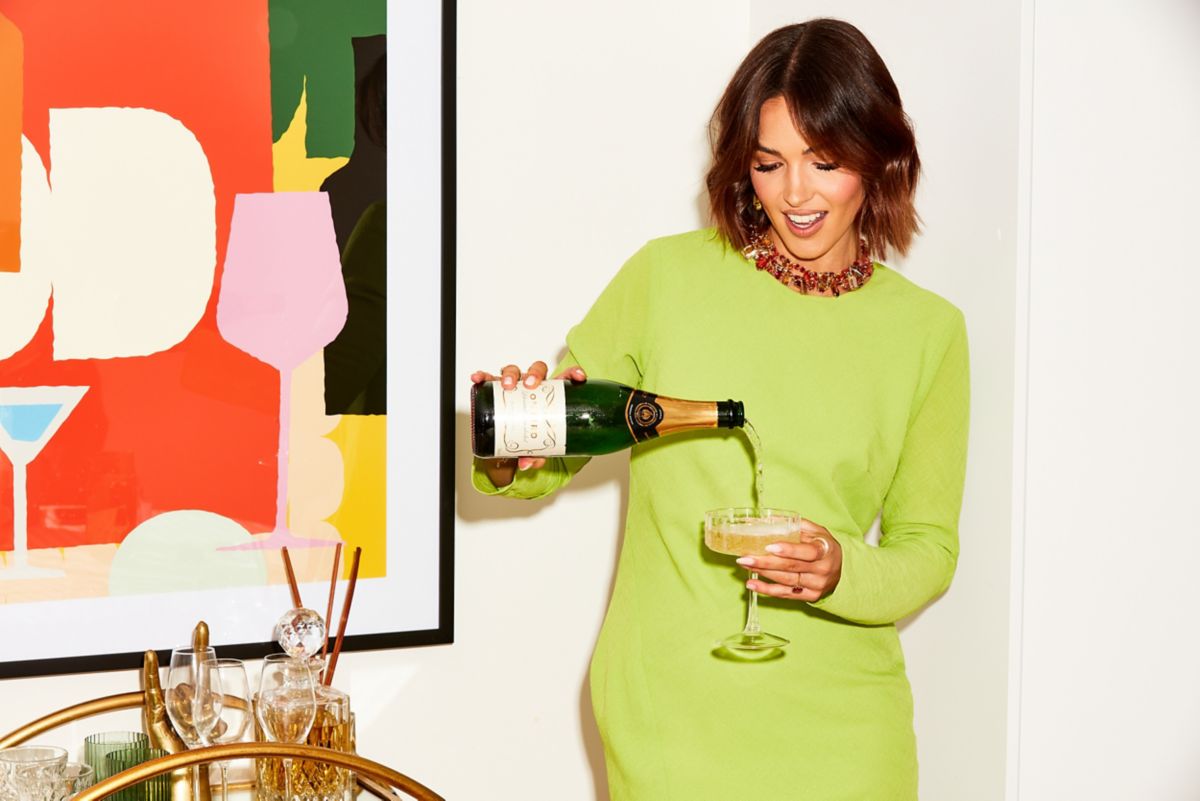 Olivia Molly Rogers pouring Oddbird Blanc de Blanc NV