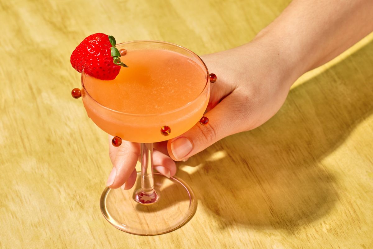 Easy Strawberry Daiquiri Cocktail Recipe (With Ingredients + Method