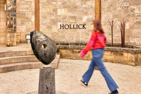  The picturesque setting of the Hollick Estates restaurant provides the perfect backdrop to a memorable long lunch with smartly prepared local produce and outstanding estate wines. 
