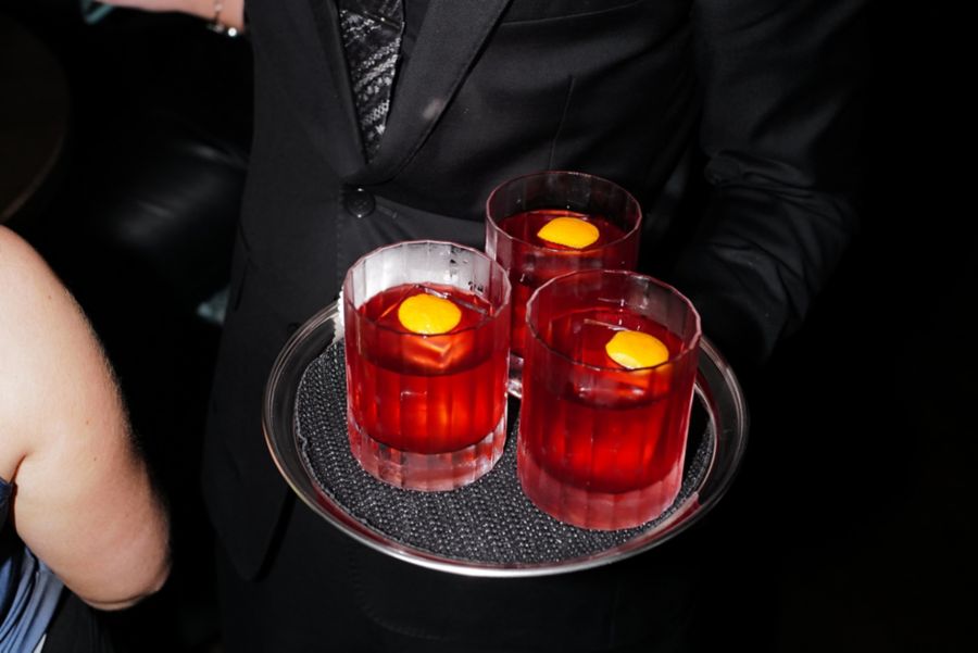 A tray of Negroni cocktails