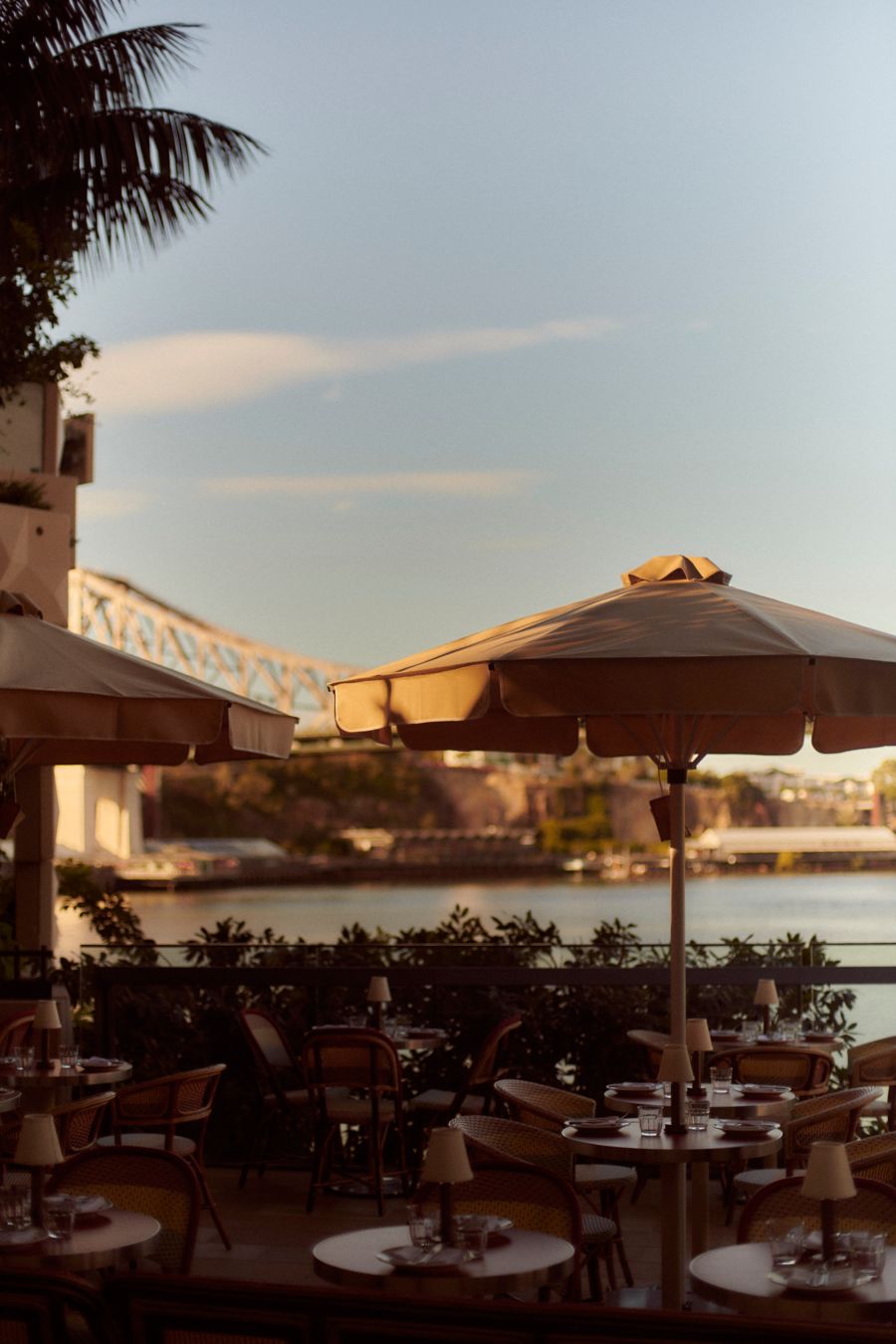 European-style day-to-night cafe, Bar Miette