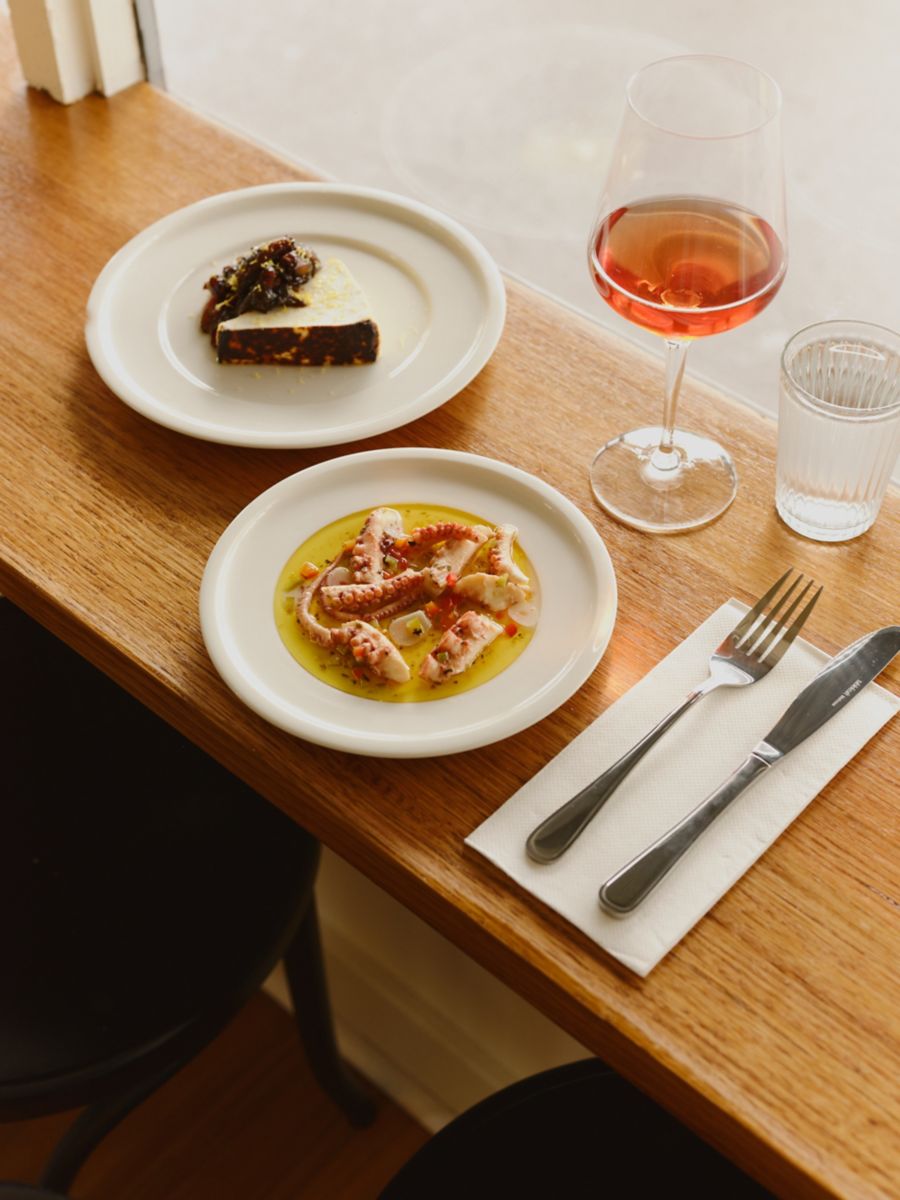 Dishes and drinks at Carlton's Sunhands