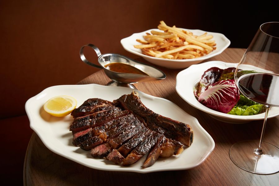 Food and drinks at reine & la rue