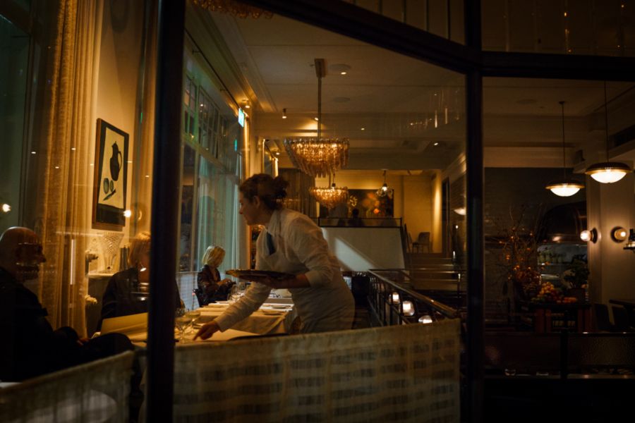 image of bartender making ddrinks