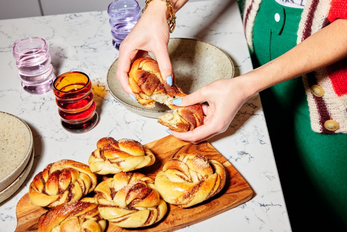 Wooden board with cardomom buns from Falco