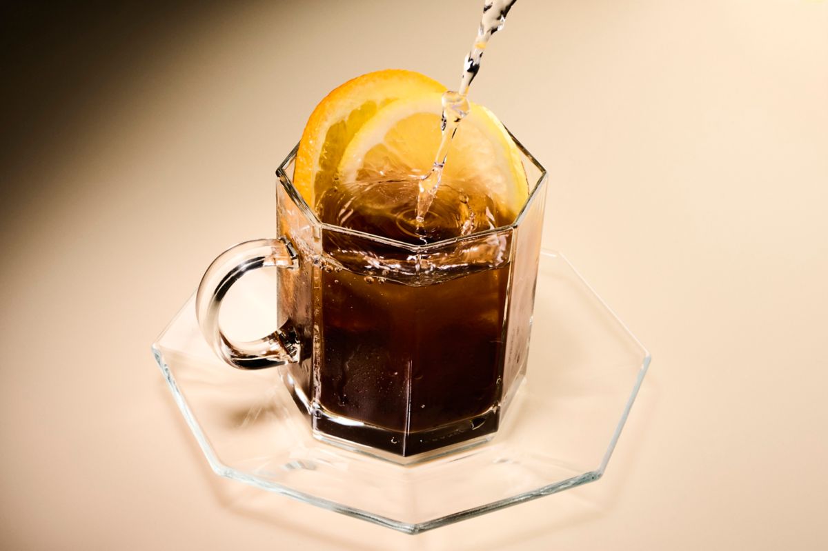 Adding the soda water to the Sicilano cocktail 