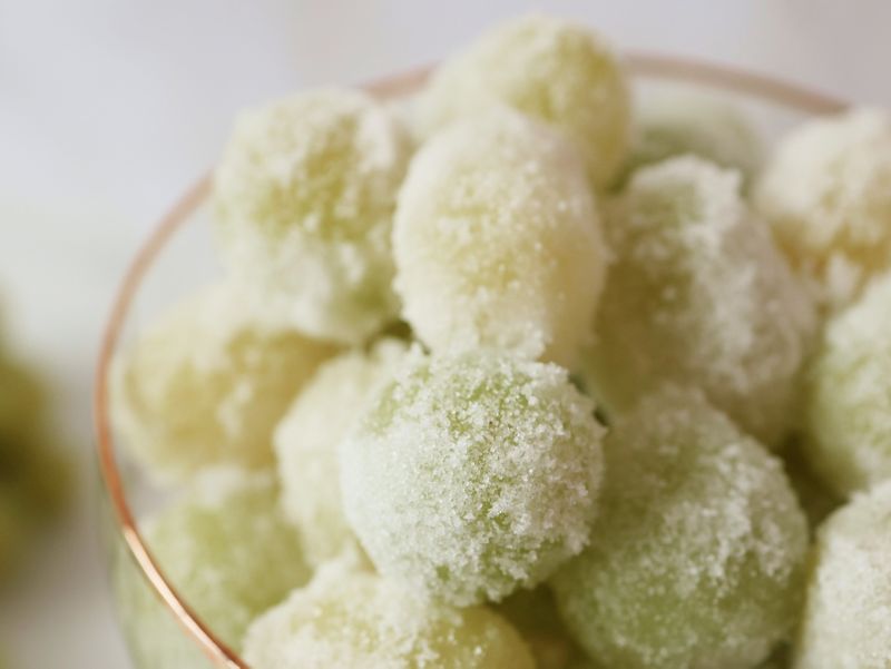 Prosecco-Soaked Grapes That Sparkle (literally)