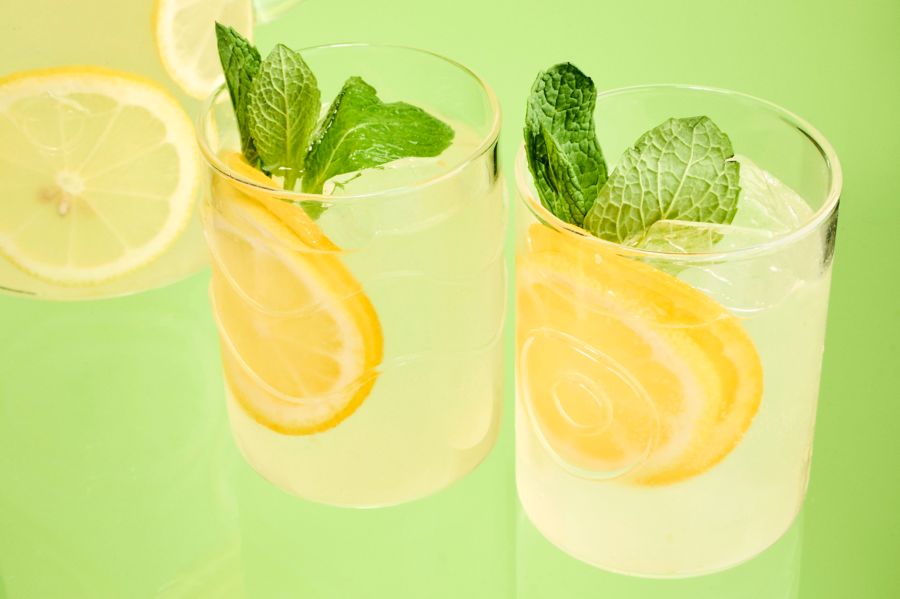 DIY Alcoholic Lemonade: Fresh, Zesty & Crowd-Pleasing
