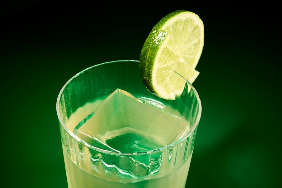 The Tommy's Margarita cocktail with a lime wheel garnish 